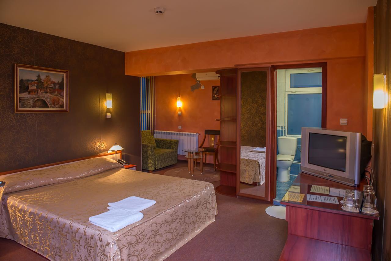 Hotel Kapri Ямбол Екстериор снимка