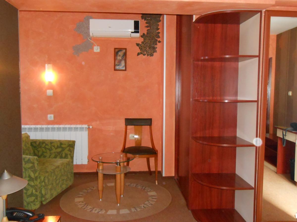 Hotel Kapri Ямбол Екстериор снимка